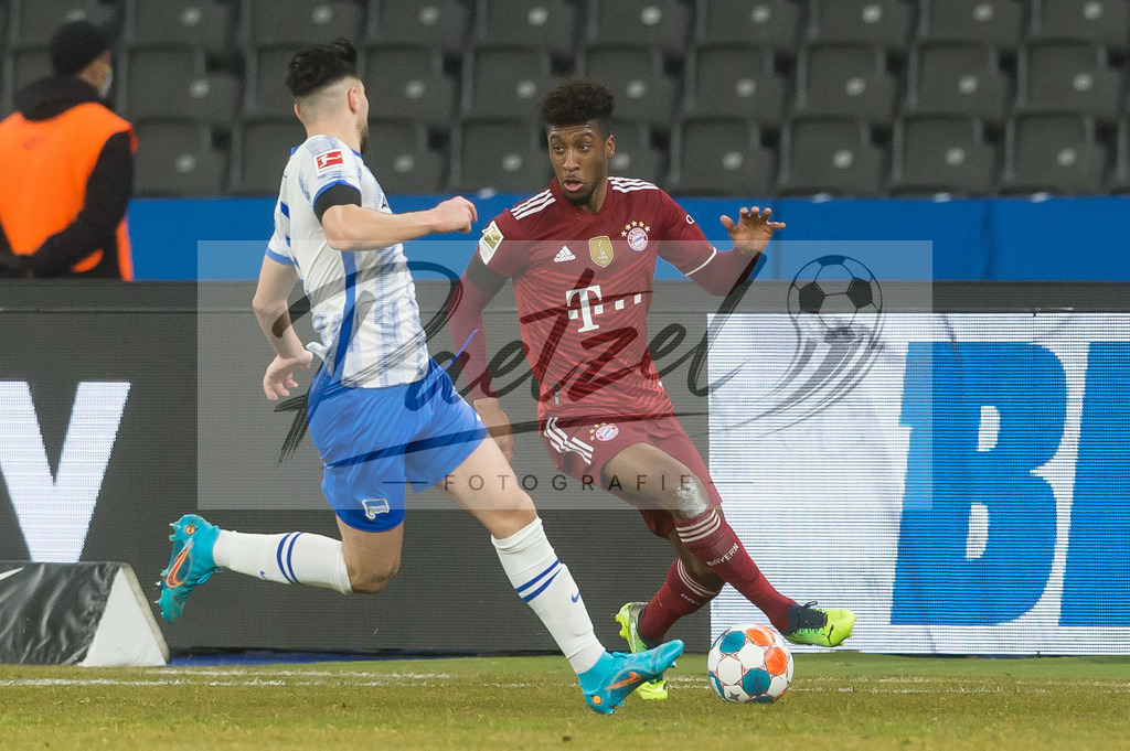 BSCFCB20220123_280 | Fussball, Herren: Suat Serdar (Hertha BSC) und Kingsley Coman (FC Bayern Muenchen) im Zweikampf bei dem Spiel der 1. Bundesliga zwischen Hertha BSC und FC Bayern Muenchen im Olypiastadion am 23.01.2022 in Berlin, Deutschland.DFB / DFL REGULATIONS PROHIBIT ANY USE OF PHOTOGRAPHS AS IMAGE SEQUENCES AND/OR QUASI-VIDEO. - Realisiert mit Pictrs.com