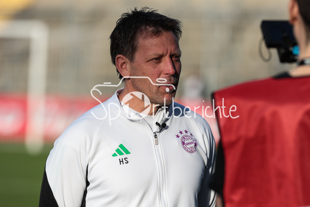 FC Bayern Amateure - TSV Aubstadt | Amateure Trainer Holger SEITZ vor der Partie beim Interview / Freisteller / Einzelfoto