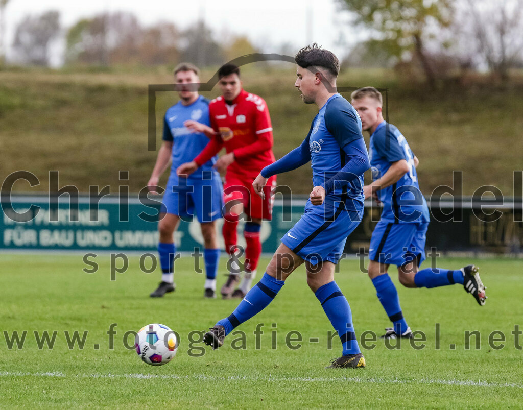 2023-11-04_038_FC_Langengeisling_gegen_VfL_Waldkraiburg | Erding, Deutschland, 04.11.2023:
Fußball, Bezirksliga Oberbayern Ost 2023 / 2024, 16. Spieltag, FC Langengeisling gegen VfL Waldkraiburg, Endergebnis: 2:0

Maximilian Maier (FC Langengeisling, #10)

Foto: Christian Riedel / fotografie-riedel.net