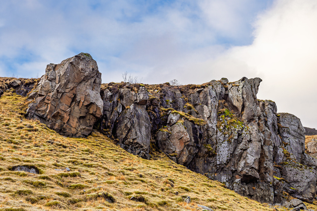 Landschaft mit Felsen und Gras im Osten von Island | Landschaft mit Felsen und Gras im Osten von Island.