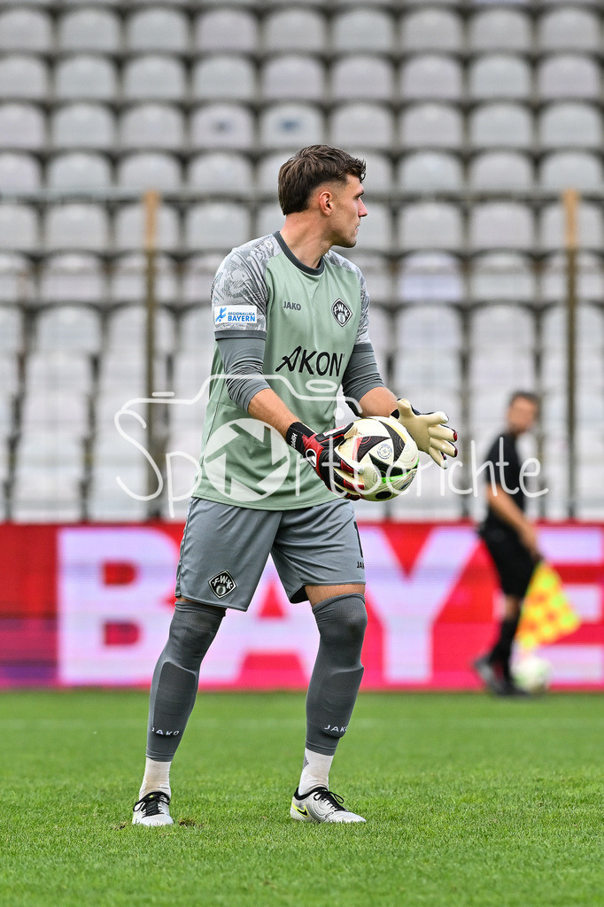 FC Bayern Amateure - FC Würzburger Kickers | am Ball Johann HIPPER (Würzburger Kickers 1) / Einzelfoto / Freisteller / Regionalliga Bayern: FC Bayern Amateure - FC Würzburger Kickers; Grünwalder Stadion am 27.09.2025