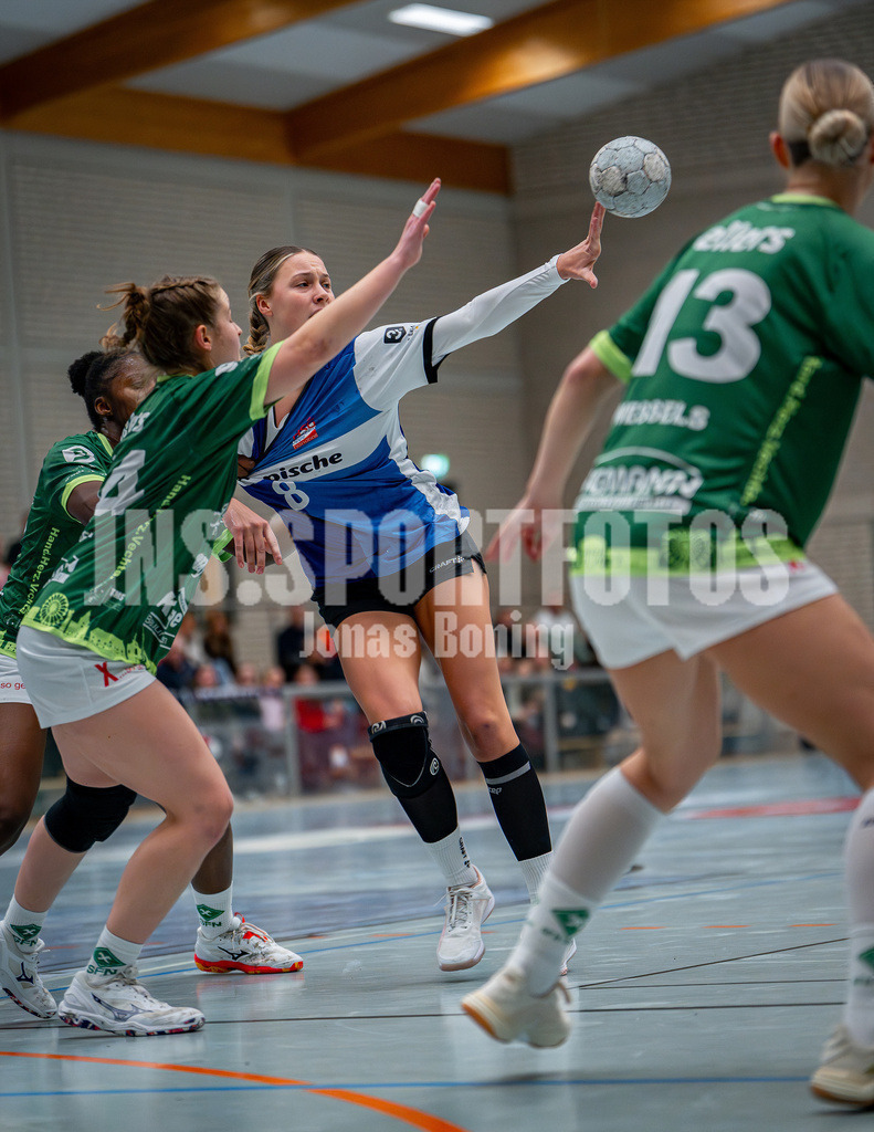 Handball I Frauen I Saison 2025-2026 I 3. Liga Staffel Nord I 10. Spieltag I SC SFN Vechta - HSG Blomberg-Lippe II I 0314 | Auf die Außen v.l Maya Janßen (44, SC SFN Vechta) und Leni Ringelkamp (8, HSG Blomberg-Lippe II) - Realisiert mit Pictrs.com
