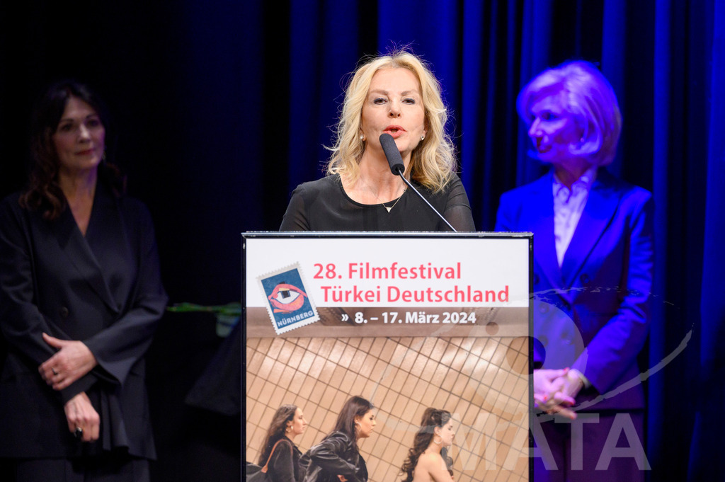 _DWA8203 | Hale Soygazi als Ehrenpreisträgerin 2024 bei der Eröffnung der 28. Film Festival Türkei Deutschland  am 08.3.2024  in Nürnberg - Realisiert mit Pictrs.com