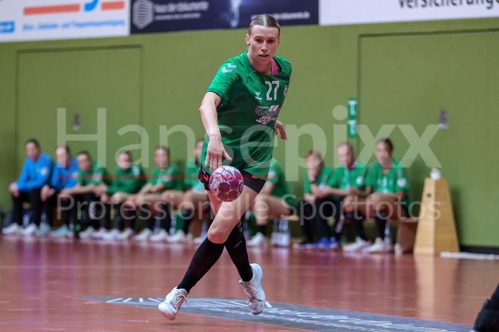 Handball, 2. Bundesliga Frauen, SV Werder Bremen - SV Union Halle-Neustadt | Emma Ruwe (SV Werder Bremen, 27) Freisteller am Ball, Einzelfoto, Spielszene, Aktion, Action