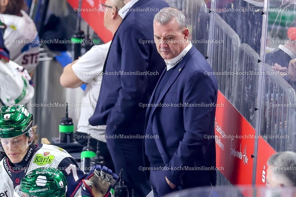 KEC15042601102 | 15.04.2026, Eishockey, DEL Halbfinale Play-Offs, Kölner Haie - Eisbären Berlin, Spiel 4, Lanxess-Arena Köln: Cheftrainer Serge Aubin (Eisbären Berlin #hc) gestikulierend am Spielfeldrand  enttäuscht Enttäuschung Mimik 