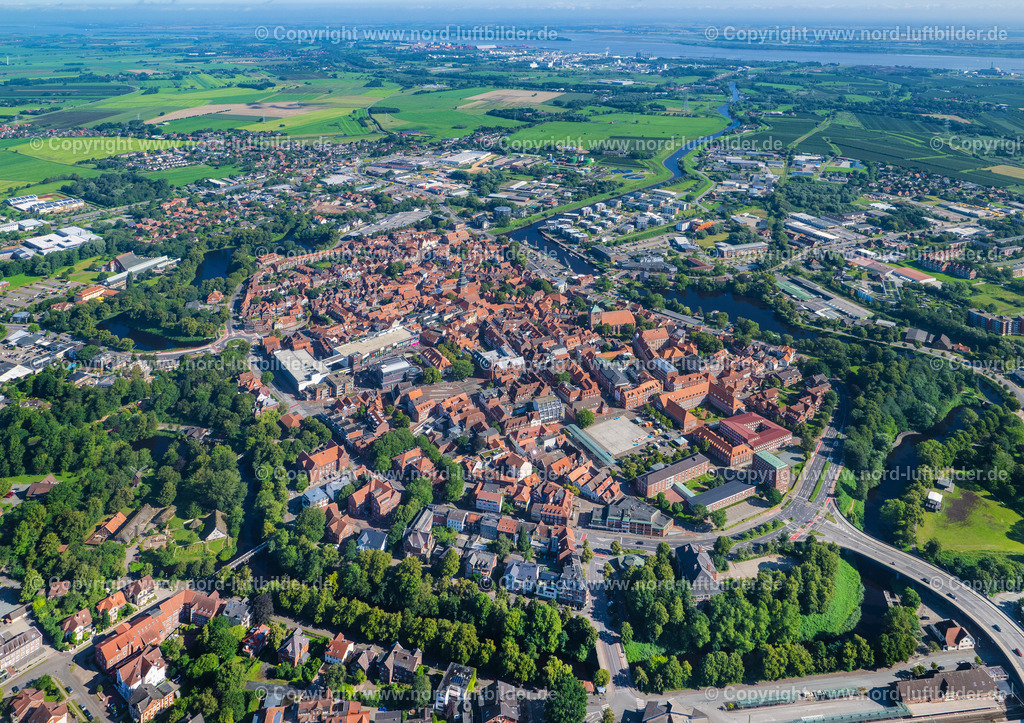 Stade_Altstadt_Plakat_Din_A1_594_841__ELS_9963200823 | STADE 20.08.2023 Altstadtbereich und Innenstadtzentrum in Stade im Bundesland Niedersachsen, Deutschland. Weiterführende Informationen bei: Hansestadt Stade. // Old Town area and city center in Stade in the state Lower Saxony, Germany. Further information at: Hansestadt Stade. Foto: Martin Elsen