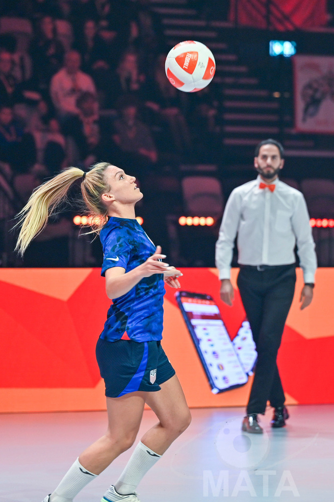 _DWI5827 | Carolyn Greco (USA) beim Frauen- Single Ungarn vs. USA bei der Teqball Weltmeisterschaft 2022 in der Kia Metropole Arena. Nürnberg, 27.11.2022 - Realisiert mit Pictrs.com