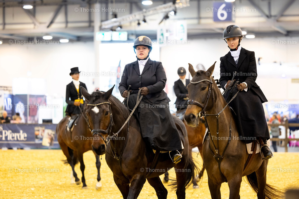 TH_Damen im Sattel_26477 | EQUITANA 2025 am 06.03.25 in Essen
