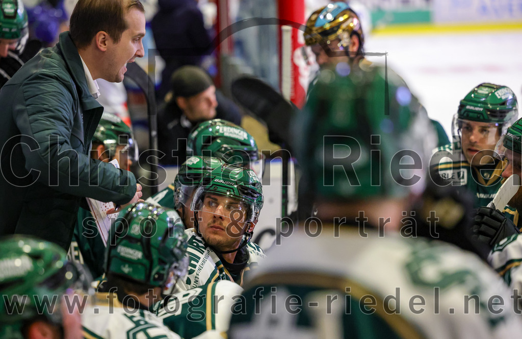 2025-09-26_139_TSV_Erding_gegen_SC_Riessersee | Erding, Deutschland, 26.09.2025:Eishockey, Oberliga Süd 2025 / 2026, 3. Spieltag, TSV Erding gegen SC Riessersee, Endergebnis: 3:5Teamchef Dominik Quinlan (Erding Gladiators), Louis Trattner (Erding Gladiators, #7)Foto: Christian Riedel / fotografie-riedel.net