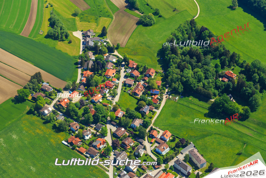Luftbild von  Poecking - Luftaufnahme wurde 2015 von https://frankenair.de mittels Flugzeug (keine Drohne) erstellt - die Geschenkidee