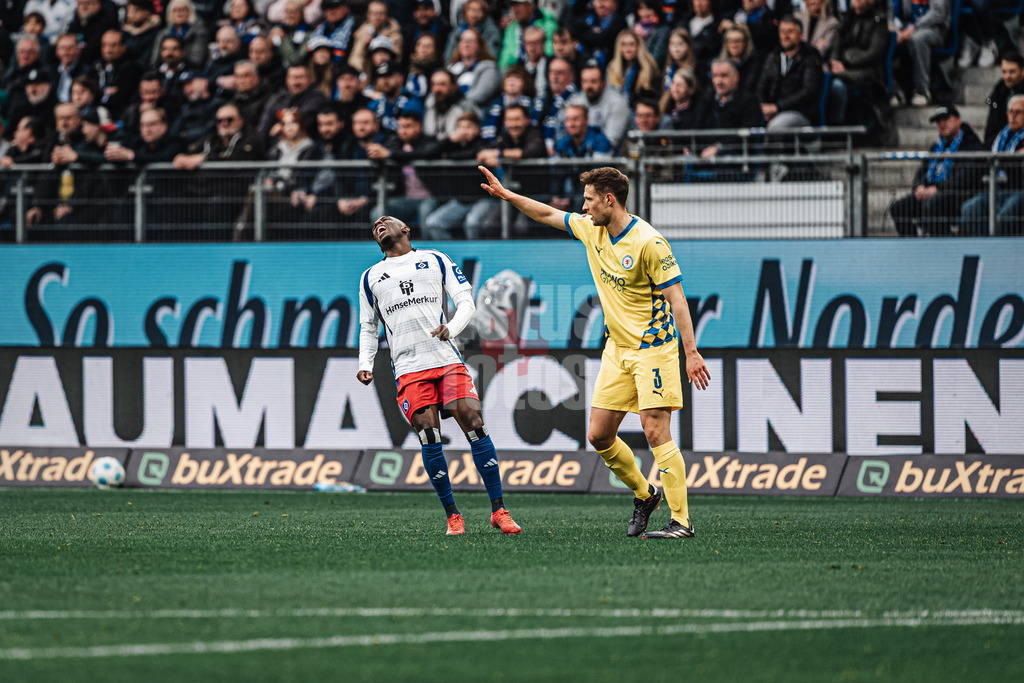 Fußball | Männer | Saison 2024/2025 | 2. Fußball-Bundesliga | 29. Spieltag | Hamburger SV vs. Eintracht Braunschweig | 11.04.2025 | links ärgert sich Jean-Luc Dompe (#7, HSV) , rechts Paul Jaeckel (#3, Eintracht Braunschweig)