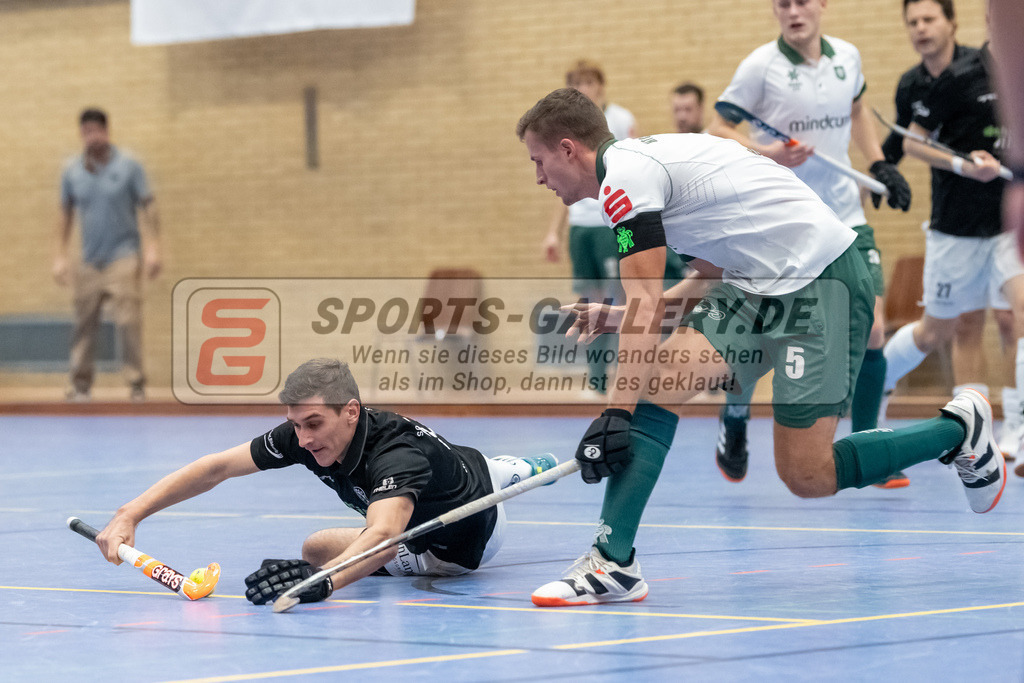 SFE_20231217_0085 | Neuss, Deutschland, 17.12.2023: Vitali Shevchuk (SW Neuss), Dennis Holthaus (Uhlenhorst Mülheim) im Kampf um den Ball waehrend des Spiels der Halle 1. Bundesliga Herren zwischen SW Neuss vs Uhlenhorst Mülheim im Stadionhalle (SW Neuss) am 17.12.2023 in Neuss, Deutschland. (Foto von Stephan Fehrmann)

Neuss, Germany, 17.12.2023: Vitali Shevchuk (SW Neuss), Dennis Holthaus (Uhlenhorst Mülheim) in the battle of the ball during the game of Halle 1. Bundesliga Herren between SW Neuss vs Uhlenhorst Mülheim in Stadionhalle (SW Neuss) at 17.12.2023 in Neuss, Deutschland. (Foto von Stephan Fehrmann)
