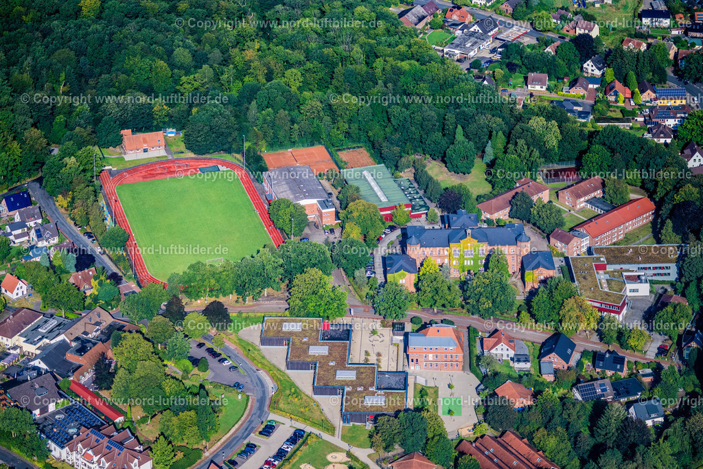 Bad_Bederkesa_Niedersächsisches_Internatsgymnasium_ELS_5220050924 | GEESTLAND 05.09.2024 Schulgebäude und Sportplatz " Niedersächsische Internatsgymnasium " an der Seminarstraße in Geestland Bad Bederkesa im Bundesland Niedersachsen, Deutschland. // School building and sports field " Niedersaechsische Internatsgymnasium " on street Seminarstrasse in Geestland in the state Lower Saxony, Germany. Foto: Martin Elsen