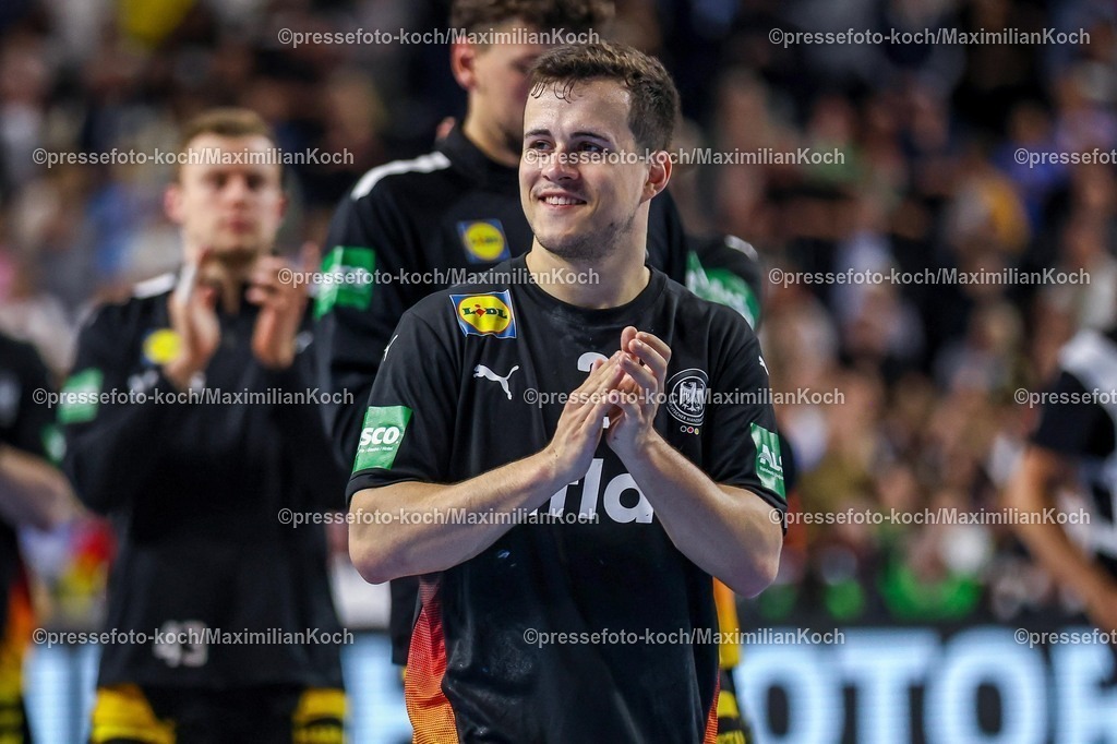 xKWIx17052601108 | 17.05.2026, xkwix, Handball, Länderspiel, Deutschland - Dänemark , Lanxess-Arena in Köln:  Tim Freihöfer (Germany #02) klatscht trotz niederlage zu den Fans Photo: xKamilxWilkowskixPressefotoKochx