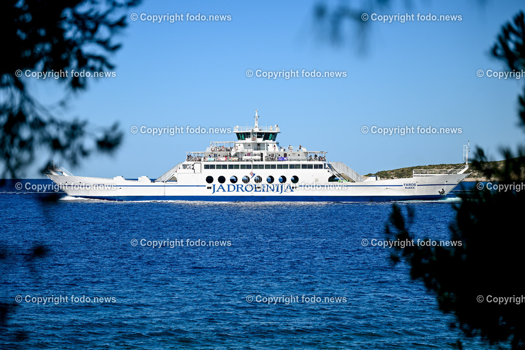 Kroatien_ Brac_ Insel in Dalmatien_ Milna_ 18.07.2025-27 | 18.07.2025, Kroatien, HRV, Brac, Insel in Dalmatien, Milna im Bild Themenbild, Trajekti, Jadrolinija, Faehre, Schiff, Meer, Adria, Touristen, Tourismus, Transport, Durchfahrt Splitska Vrata zwischen den Inseln Solta und Brac, Feature, Symbolbild