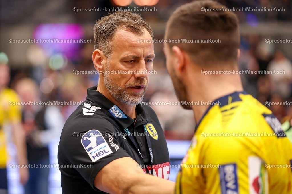 BHC16112501011 | 16.11.2025, Handball, HBL, Bergischer HC - Rhein-Neckar Löwen, Mitsubishi Electric HALLE Düsseldorf: Cheftrainer Maik Machulla (Rhein-Neckar Löwen #hc) zieht eine Mine reagiert am Spielfeldrand 