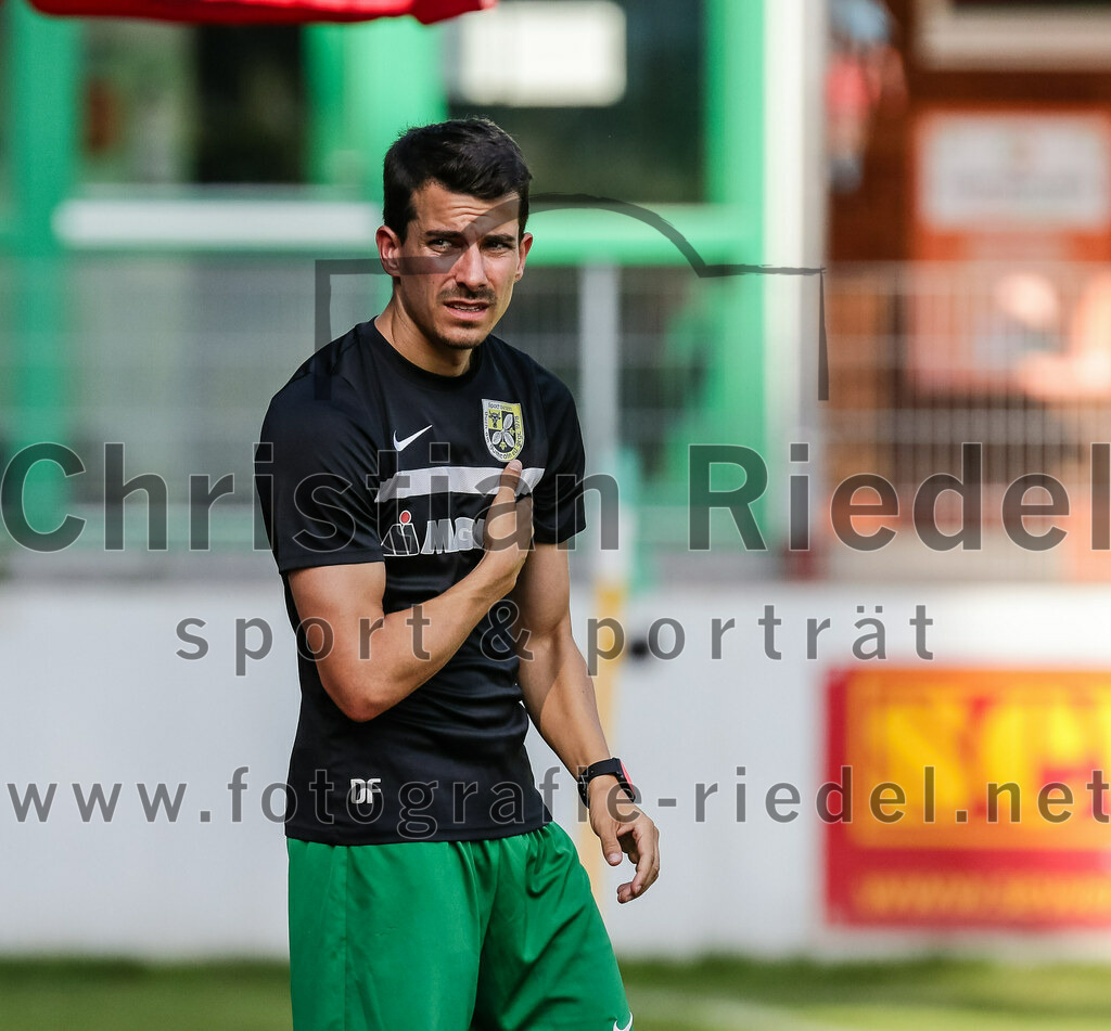 2023-07-09_089_FC_Forstern_gegen_SpVgg_Neuching | Forstern, Deutschland, 09.07.2023:
Fußball, Kreisklasse 2023 / 2024, Testspiel, FC Forstern gegen SpVgg Neuching, Endergebnis: 2:4

Trainer Dominic Fumelli (FC Forstern)

Foto: Christian Riedel / fotografie-riedel.net