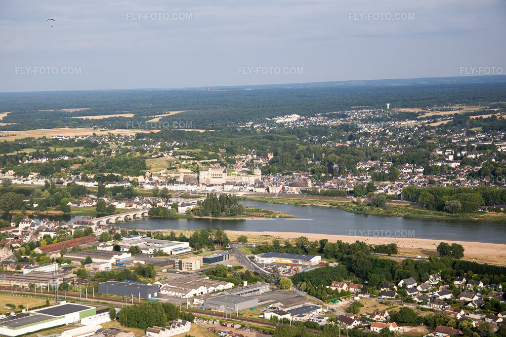 Aerial view: View of the town in Amboise in the state Indre et Loire, France.Photo: IMG_082330.jpg taken on 06/20/2015 by Werner Riehm/FLY-FOTO.comResolution of the original: 5472 x 3648 px