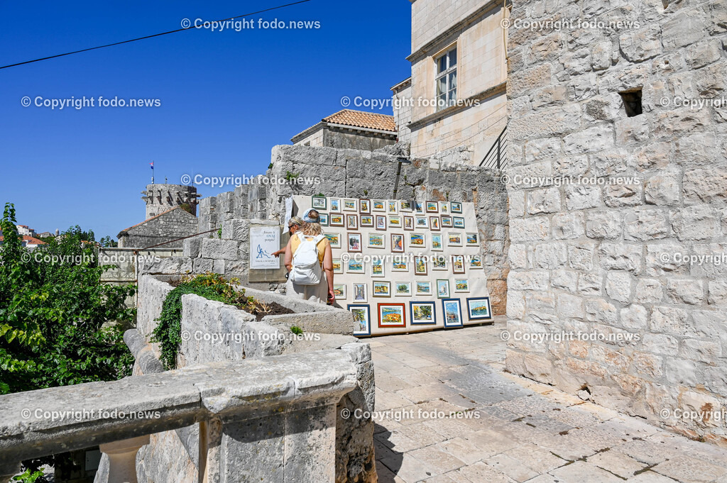 Kroatien_ Korcula_ Insel in Sueddalmatien_ Korcula Stadt_ 13.09.2024-158 | 13.09.2024, Kroatien, HRV, Korcula, Insel in Sueddalmatien, Korcula Stadt im Bild Hafen, Hafenansichten, Boot, Boote, Schiff, Schiffe, Gebauede, Adria, Meer, Stadtansichten, Altstadt, Marco Polo, Museum, Touristen, Souvenier, Restaurant, KonobaKorcula - Schwarzes Korfu - benannt nach den dunklen Kiefernwaeldern, ist eine zu Kroatien gehoerende Insel in der Adria vor der Kueste Sueddalmatiens. Zugleich ist sie Teil des Dinarischen Gebirges. Quelle: Wikipedia