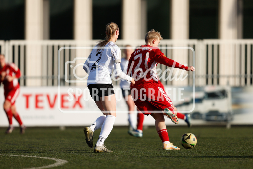 Fußball I Frauen I Saison 2025-2026 I Testspiel I FSV Gütersloh - SpVg Aurich-84 | Lara Mehn (2, FSV Gütersloh) Mareike Assing (21, SpVg Aurich) - Realisiert mit Pictrs.com
