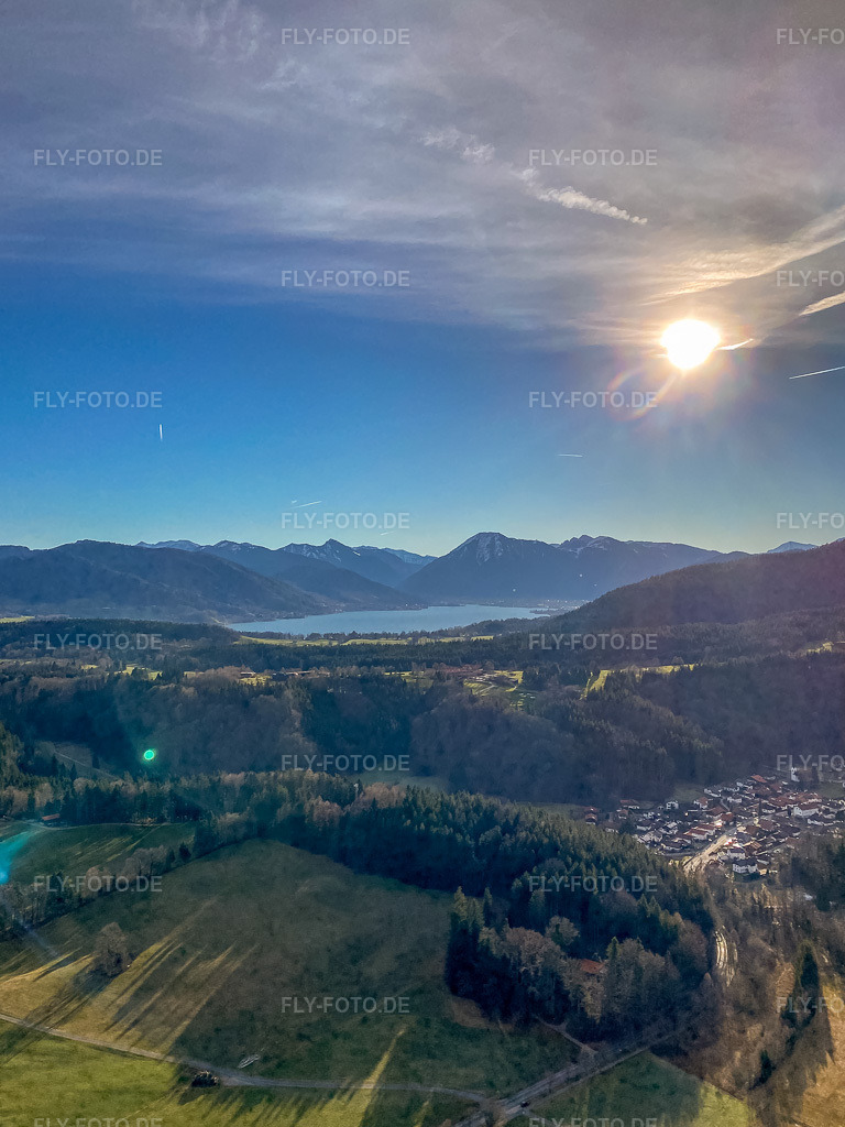 Luftbild: Ortsansicht von Nordwesten im Ortsteil Holz in Tegernsee im Bundesland Bayern in Deutschland. Foto: IMG_0937.jpg vom 28.12.2023 durch Werner Riehm/FLY-FOTO.de