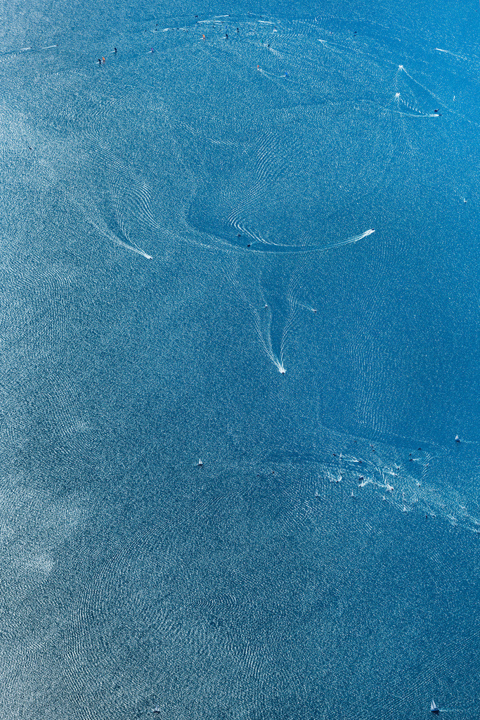 dr__0059471.jpg | BUCHBERG 04.10.2020 Sportboote- Segelschiffe mit weißen Seggeln in Fahrt bei einer Segelregatter auf dem Attersee in Buchberg in Oberösterreich, Österreich. // Sailboats under way bei einer Segelregatter on Attersee in Buchberg in Oberoesterreich, Austria. Foto: Daniel Reiter