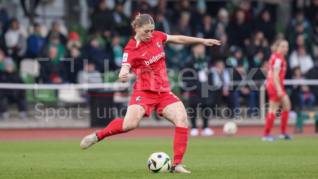Fussball, Google Pixel Frauen-Bundesliga, SV Werder Bremen - SC Freiburg | v.li.: Samantha Steuerwald (SC Freiburg, 21) am Ball, Freisteller, Einzelbild, Ganzkörper, Aktion, Action, Spielszene, DIE DFB-RICHTLINIEN UNTERSAGEN JEGLICHE NUTZUNG VON FOTOS ALS SEQUENZBILDER UND/ODER VIDEOÄHNLICHE FOTOSTRECKEN. DFB REGULATIONS PROHIBIT ANY USE OF PHOTOGRAPHS AS IMAGE SEQUENCES AND/OR QUASI-VIDEO.