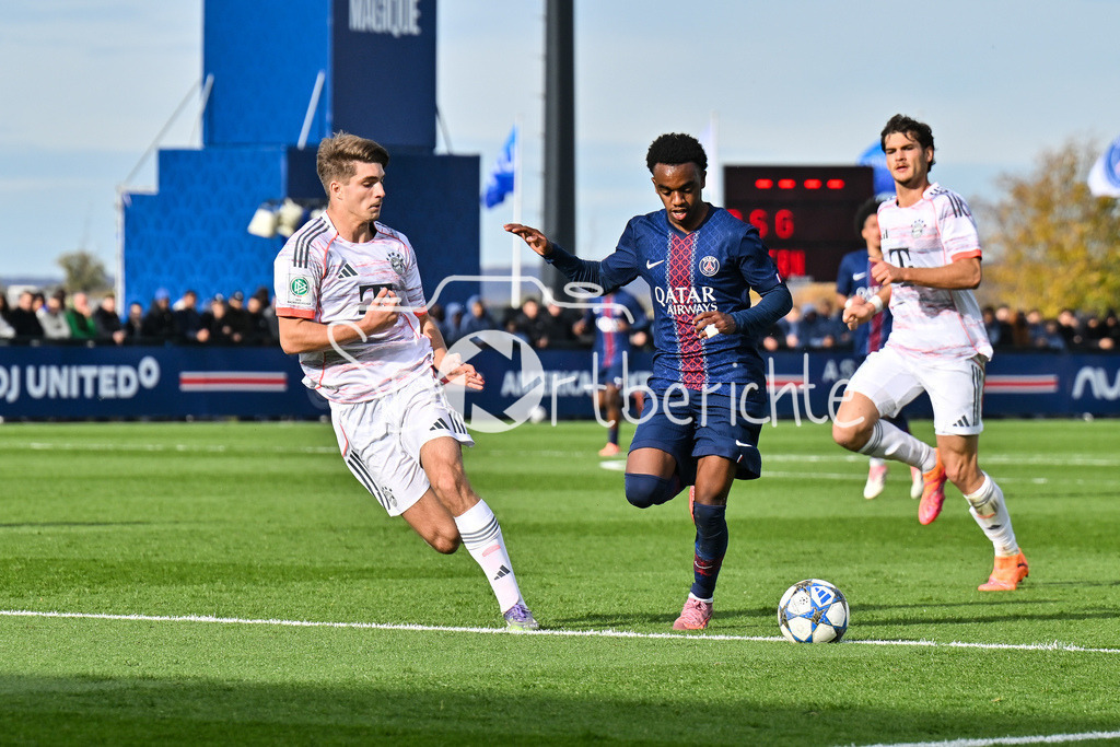 Paris Saint Germain U19 - FC Bayern München U19 | PARIS, FRANKREICH - 4. NOVEMBER: im Duell Raphael PAVLIC (FC Bayern München U19 5) und Elijah LY (PSG U19 29) beim Ligaspiel zwischen der U19 von Paris Saint Germain und der U19 des FC Bayern München am 4. Spieltag der UEFA Youth League am PSG Campus am 04.11.2025
