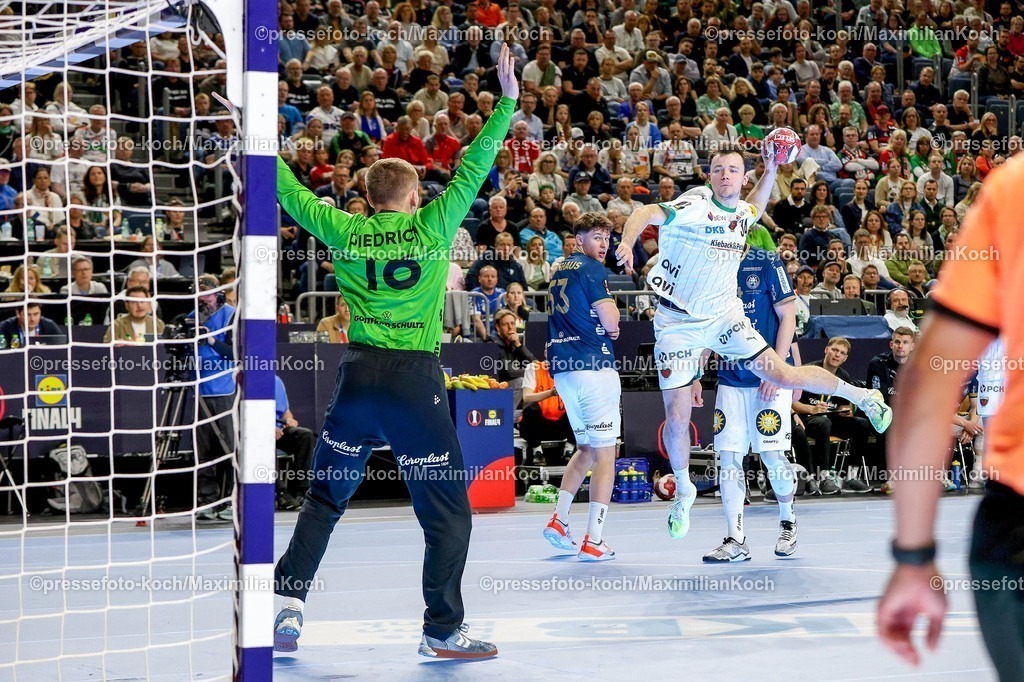 xSSCx19042602029 | 19.04.2026, xsscx, Handball, DHB-Pokal Lidl Final4, Finale, Füchse Berlin - Bergischer HC, Saison 2025 / 2026 Herren, Lanxess Arena, Köln: Hakun West av Teigum (Füchse Berlin #34) beim Wurf gegen Lukas Diedrich (Bergischer HC #16) Photo: xSandraxScherningxPressefotoKochx