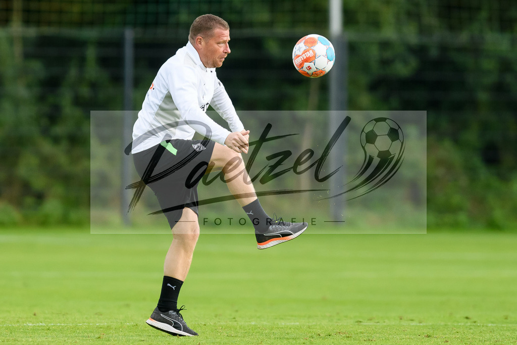 TRABMG20210719_136 | Fussball, Herren: Sportdirektor Max Eberl (Borussia Moenchengladbach) in Aktion, am Ball, Einzelaktion beim Training von Borussia Moenchengladbach waehrend des Trainingslagers auf dem Trainingsplatz am Hotel Klosterpforte am 19.07.2021 in Harsewinkel, Deutschland. - Realisiert mit Pictrs.com