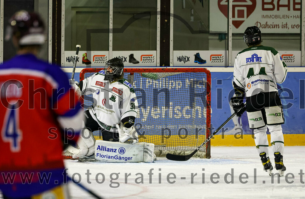 2022-09-09_045_TSV_Erding_gegen_Deggendorfer_SC | Erding, Deutschland, 09.09.2022:
Eishockey, Bayernliga 2022 / 2023, Testspiel, TSV Erding gegen Deggendorfer SC, Endergebnis: 2:5

Torwart Christoph Schedlbauer (Erding Gladiators, #31), Paul Wallek (Erding Gladiators, #44)

Foto: Christian Riedel / fotografie-riedel.net