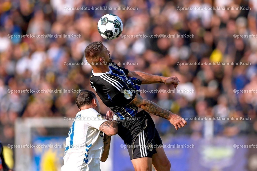 DFB15082501029 | 15.08.2025, Fußball, DFB-Pokal, 1. FC Saarbrücken - 1.FC Magdeburg, Ludwigsparkstadion, Saison 2025 2026: Kai Brünker (1FC Saarbruecken #09) Kopfball   DFB regulations prohibit any use of photographs as image sequences and or quasi-video.