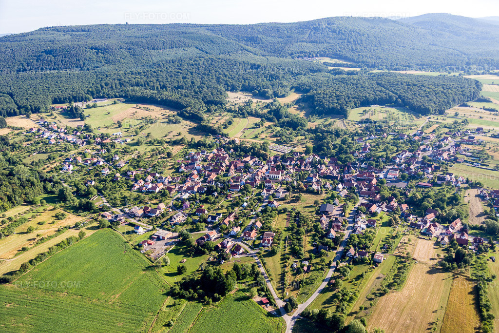 Aerial view: Agricultural fields and arable land in Lampertsloch in the state Bas-Rhin, France. – Photo: IMG_082970.jpg taken on 06/26/2015 by Werner Riehm/FLY-FOTO.com – Resolution of the original: 5472 x 3648 px