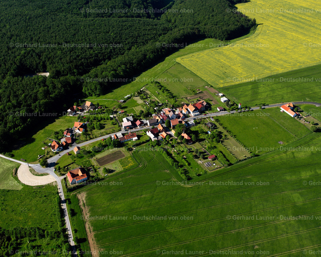 2634589 | FüRSTENHAGEN 09.06.2006 Landwirtschaftliche Nutzflächen und Feldgrenzen  umsäumen das Siedlungsgebiet des Dorfes in Fürstenhagen im Bundesland Thüringen, Deutschland // Agricultural land and field boundaries surround the settlement area of the village  in Fürstenhagen in the state Thuringia, Germany Foto: Gerhard Launer