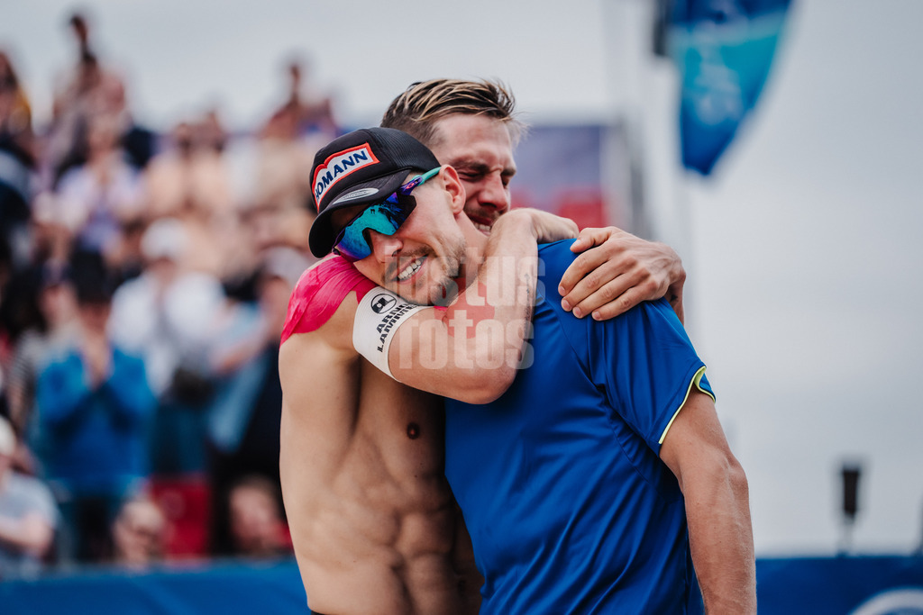 Beachvolleyball | Männer | Allianz German Beach Tour 2025 | Tourstop Bremen | 15.06.2025 | v.l. David Poniewaz und Bennet Poniewaz nach dem letzten Spiel von Bennets Karriere