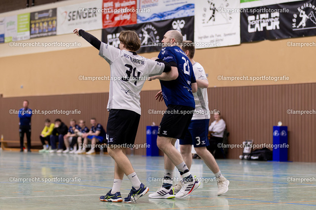 Handball I Herren I Saison 2025-2026 I SHSE Manfred-Frank-Pokal I Viertelfinale I HSG Kalkberg 06 II - HSG Kalkberg 06 029 | v.l. Frederic Wesche (34, HSG Kalkberg 06 II), Stephan Lorey (21, HSG Kalkberg 06), Tim Ladiges (3, HSG Kalkberg 06 II) - Realisiert mit Pictrs.com