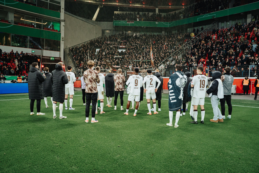 HEV06945 | Der offizielle Shop für FC St. Pauli Fotos. Wähle aus Spielszenen & Fanmomenten dein FCSP Wunschformat. Wir liefern Millerntor-Atmosphäre.