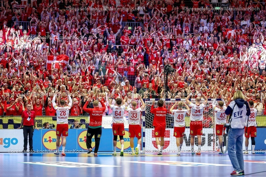 EHF18012602143 | 18.01.2026, Handball, Men's EHF EURO 2026, Dänemark - Rumänien, Jyske Bank Boxen in Herning, Dänemark, Preliminary Round: Abschlussjubel nach dem Sieg der Dänen gegen Rumänien.  Feature Rote Wand Zuschauer Besucher Fans Handballfans
