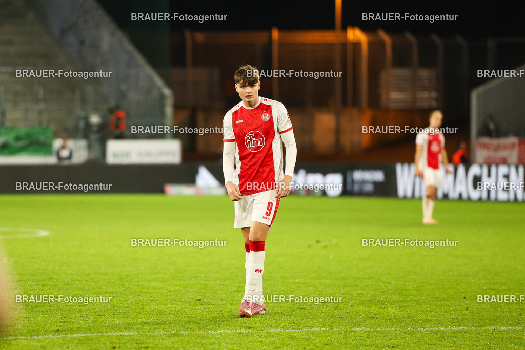 Rot-Weiss Essen - 1.Fc Schweinfurt | Essen, Deutschland, 02.11.2025 Jaka Cuber Potocnik (Rot-Weiss Essen) schaut während des 3.Liga Spiels zwischen  Rot-Weiss Essen und 1.Fc Schweinfurt am 02.11.2025 im Stadion an der Hafenstraße in Essen. (Foto von Timo Bluhmki-Schmidt/Brauer Fotoagentur