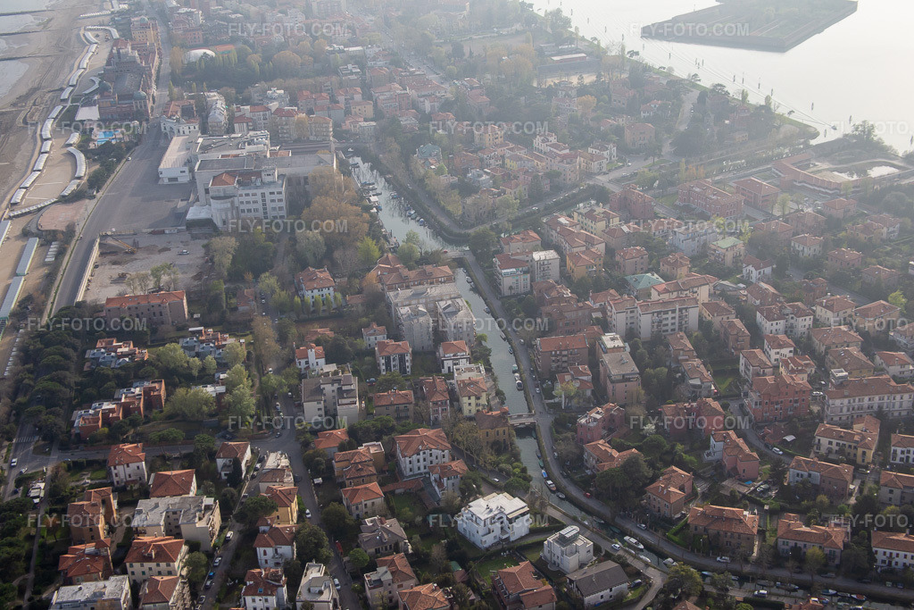 Aerial view: View of the town in Bertagia in the state Veneto, Italy. – Photo: IMG_087519.jpg taken on 04/06/2016 by Werner Riehm/FLY-FOTO.com – Resolution of the original: 5472 x 3648 px