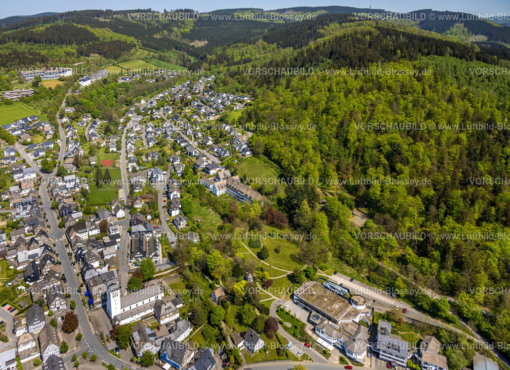 Schmallenberg240505186BadFredeburg | Luftbild, Ortsansicht Hochstraße und Pfarrkirche St. Georg, Waldgebiet, Fredeburg, Schmallenberg, Sauerland, Nordrhein-Westfalen, Deutschland
