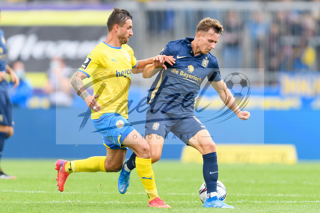 EBSTSV20210828_024 | Fussball, Herren: Robin Krausse (Eintracht Braunschweig) und Erik Tallig (TSV 1860 Muenchen) im Zweikampf beim Spiel der 3. Liga zwischen Eintracht Braunschweig und TSV 1860 Muenchen im Eintracht-Stadion am 28.08.2021 in Braunschweig, Deutschland.DFB / DFL REGULATIONS PROHIBIT ANY USE OF PHOTOGRAPHS AS IMAGE SEQUENCES AND/OR QUASI-VIDEO. - Realisiert mit Pictrs.com