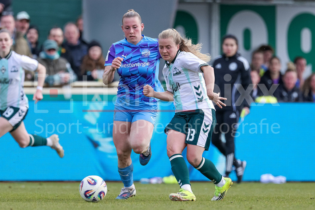 Fussball, Google Pixel Frauen-Bundesliga, SV Werder Bremen - SGS Essen | v.li.: Ramona Maier (SGS Essen, 9) und Ricarda Walkling (SV Werder Bremen, 13) im Zweikampf, Duell, Dynamik, Aktion, Action, Spielszene, DIE DFB-RICHTLINIEN UNTERSAGEN JEGLICHE NUTZUNG VON FOTOS ALS SEQUENZBILDER UND/ODER VIDEOÄHNLICHE FOTOSTRECKEN. DFB REGULATIONS PROHIBIT ANY USE OF PHOTOGRAPHS AS IMAGE SEQUENCES AND/OR QUASI-VIDEO.