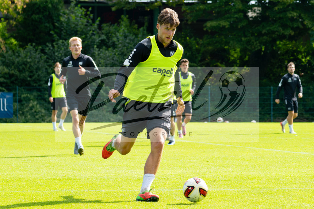 20260909_TRAOSN_0056 | Fußball, Herren: Bernd Riesselmann (VfL Osnabrück) in Aktion, am Ball, Einzelaktion beim Training des VfL Osnabrück am 09.09.2026 im Sportpark Illoshöhe in Osnabrück, Deutschland.(Foto von Nico Paetzel) - Realisiert mit Pictrs.com