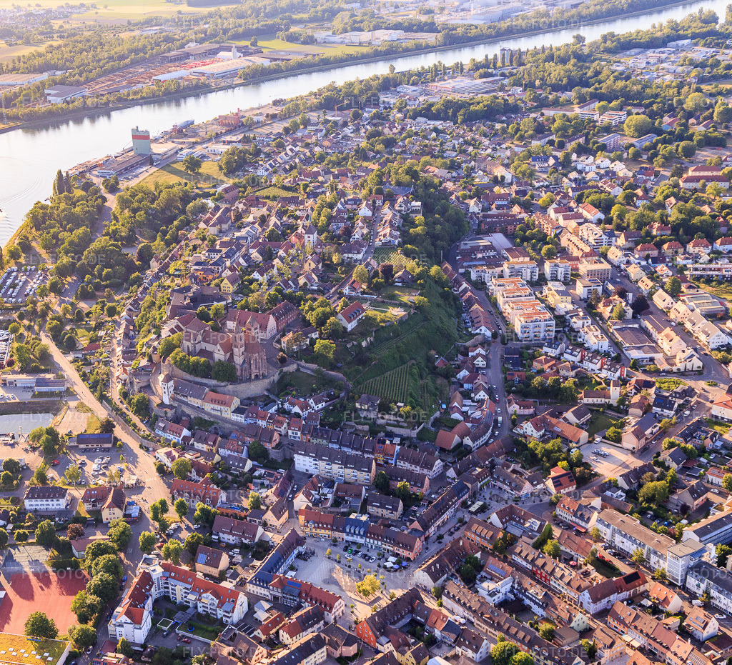Luftbild: Breisacher Münster St. Stephan in Breisach am Rhein im Bundesland Baden-Württemberg in Deutschland. Foto: IMG_147822.jpg vom 30.05.2025 durch Werner Riehm/FLY-FOTO.deWWW.ST-STEPHAN-BREISACH.DE