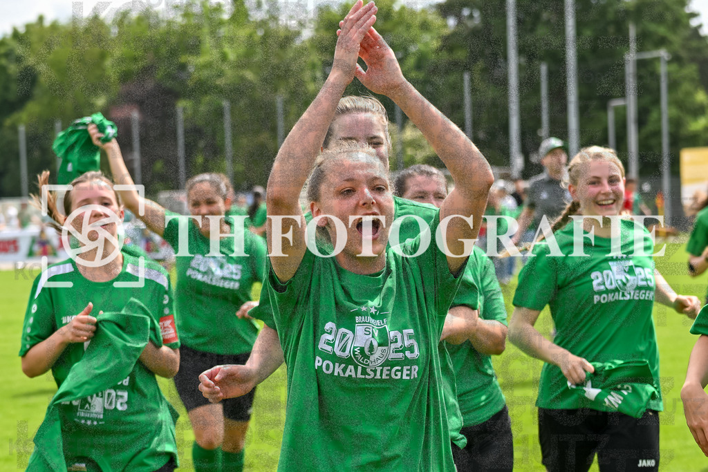GER, FC Hauingen - SV Waldhaus, Frauen-Fussball, Rothaus Bezirkpokal, Finale, Saison 2024/2025, 29.05.2025 | Team SV Waldhaus freut sich ueber den Sieg und den Gewinn des Bezirkspokals.GER, FC Hauingen - SV Waldhaus, Frauen-Fussball, Rothaus Bezirkpokal, Finale, Saison 2024/2025, 29.05.2025Foto: TH Fotografie/Thomas Hess