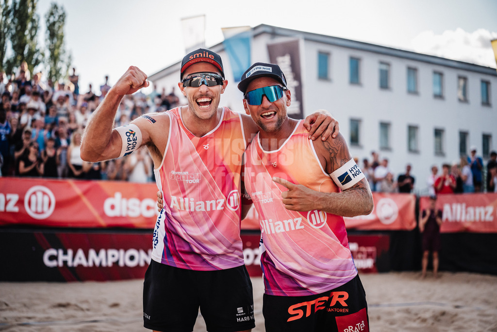 Beachvolleyball | Männer | Allianz German Beach Tour 2025 | Tourstop Berlin | 17.08.2025 | v.l. Moritz Pristauz und Alexander Horst jubeln nach dem Turniersieg