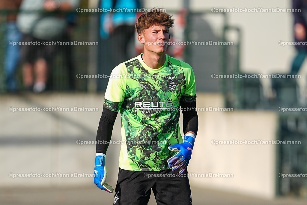 xYDRx13112501062 | 13.11.2025, xydrx, Fußball, Testspiel, Borussia Mönchengladbach - NV Koninklijke Lierse SK, Fohlenplatz am Borussia-Park: Florian Dimmer (Borussia Mönchengladbach #53)