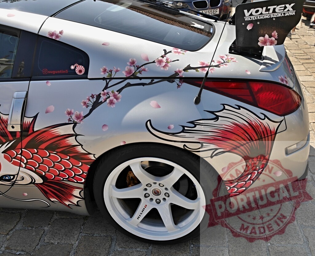 Custom car with Japanese koi fish and cherry blossom decals | Customized car featuring Japanese koi fish and cherry blossom art on its body - Realisiert mit Pictrs.com