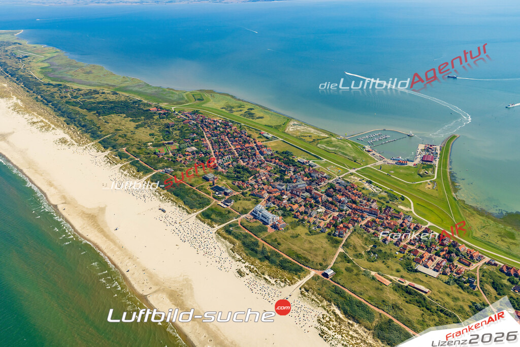 Luftbild der Stadt Juist - Das Luftbild wurde 2025 vom UL-Flugzeug heraus erstellt ( keine Drohnenaufnahme ) - Hochauflösende Luftaufnahme - für Wandbilder und großformatige Ausdrucke geeignet. Das besondere Geschenk!Hier alle&nbsp;Infos zur Lizenzierung der LuftaufnahmeWir fliegen auch dieses Jahr wieder in Ihre Region um Luftbilder zu erstellen.- Luftbild anfragen